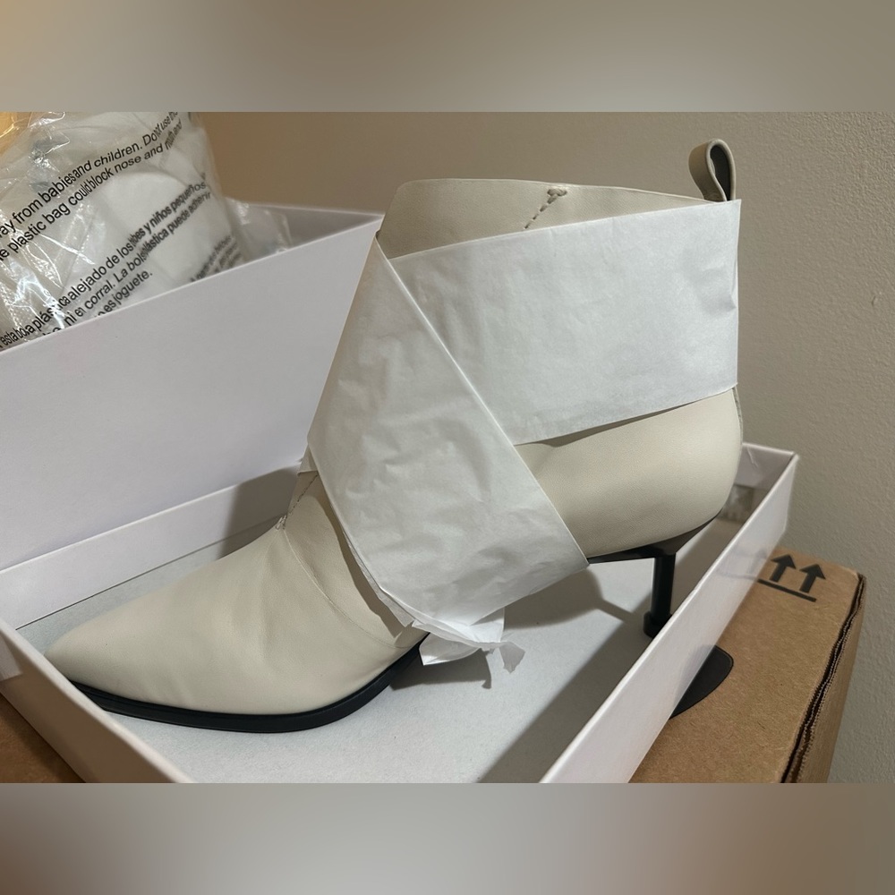 Mercedes castillo White boots size 8 brand new condition